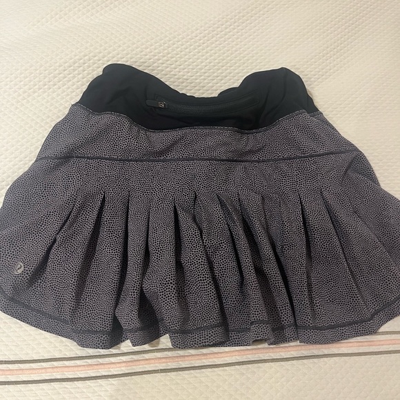 Lululemon size 2 polka dot grey skirt - Picture 2 of 3